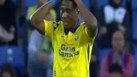 王艺瑾画作杨幂形象曝光，红唇波浪发型栩栩如生